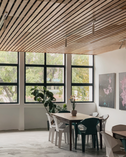 Salle à manger avec un plafond en bois